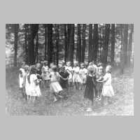 046-0076 Tanzende Kinder auf dem Silberberg.jpg
